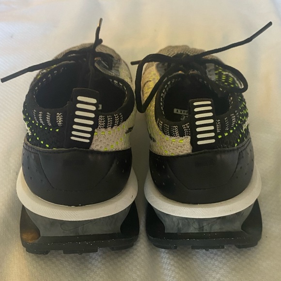 Nike Air Max Flyknit Racer - Picture 4 of 8